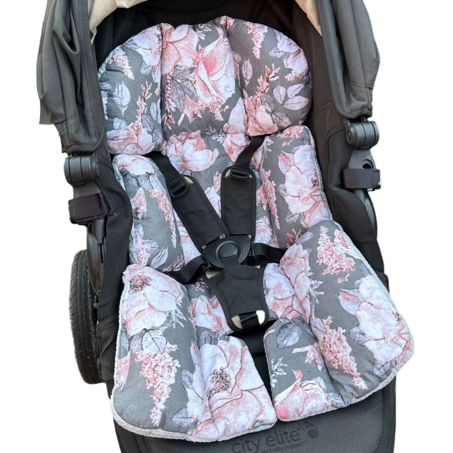 Minimer vendbar barnevogn innlegg for beste komfort for de minste barn i farge grå roser. Laget i EU.